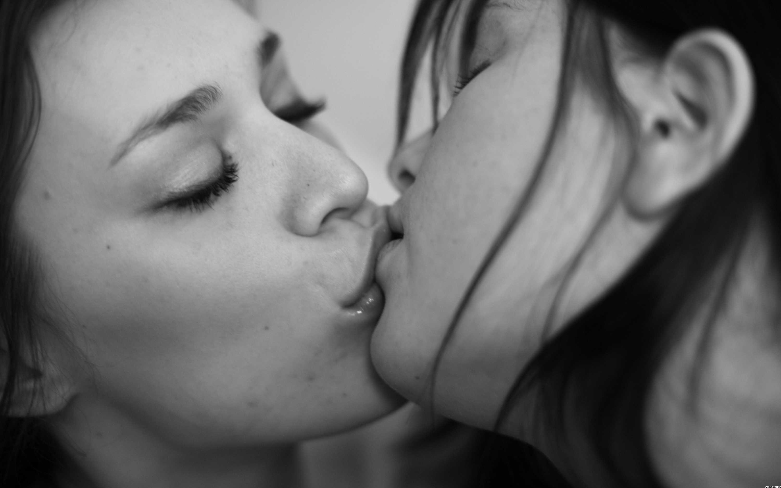 Бритые лесбияночки целуются абсолютно голенькие и не бояться что кто-то их может увидеть
